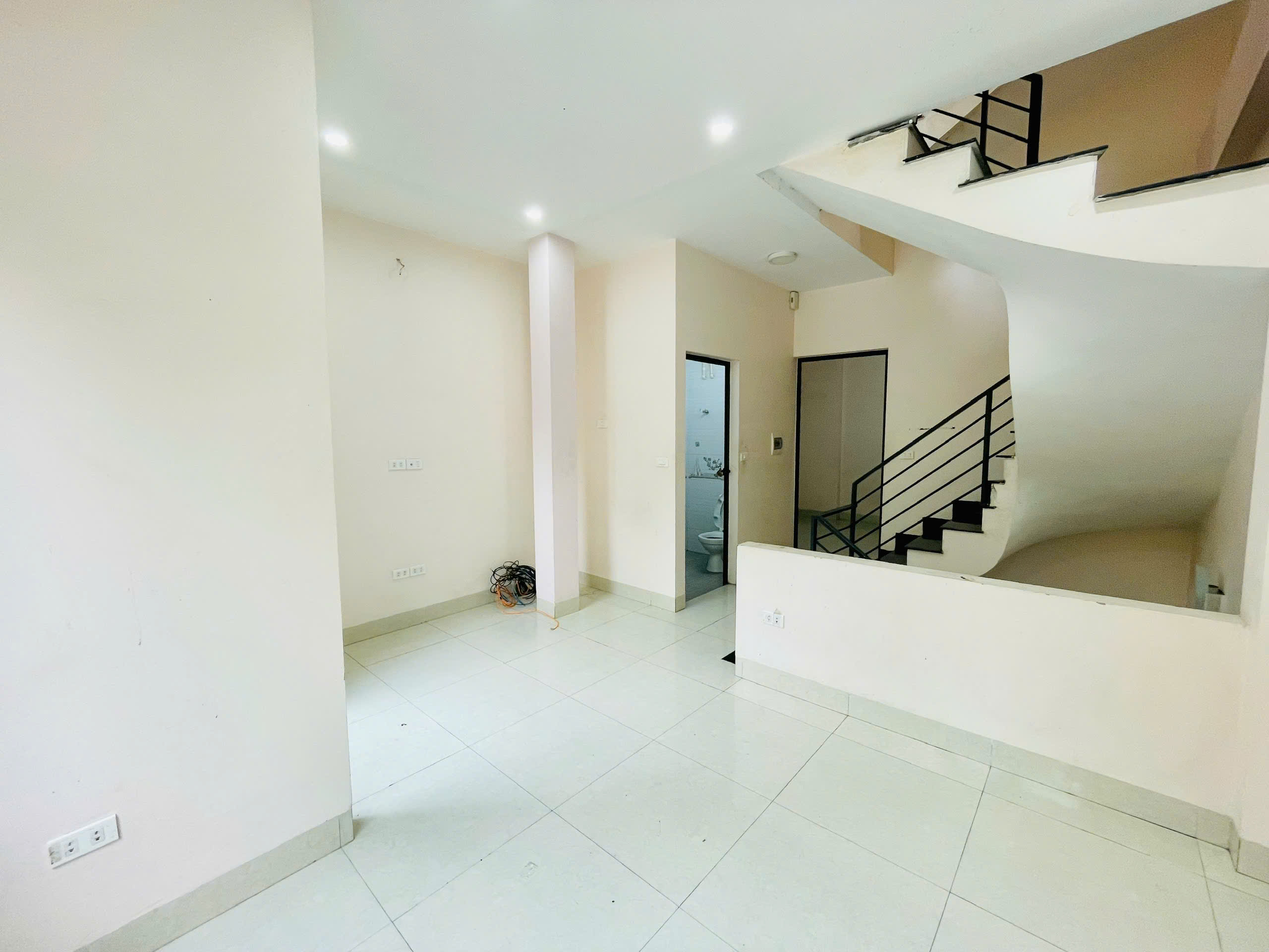 Cho thuê nhà nguyên căn làm VP C.ty, KD online, 4 tầng x 40m2, 4 ngủ, 12 Triệu - Ảnh 1